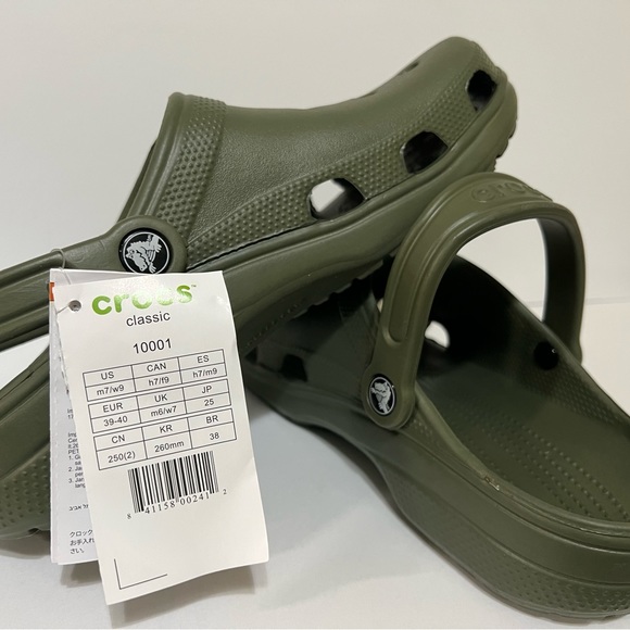 Unisex, Crocs. Size 7 for Men and size 9 for women - Picture 12 of 12